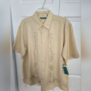 Cubavera Men's Cream Embroidered Short Sleeve Shirt. Guayabera. New with Tags
